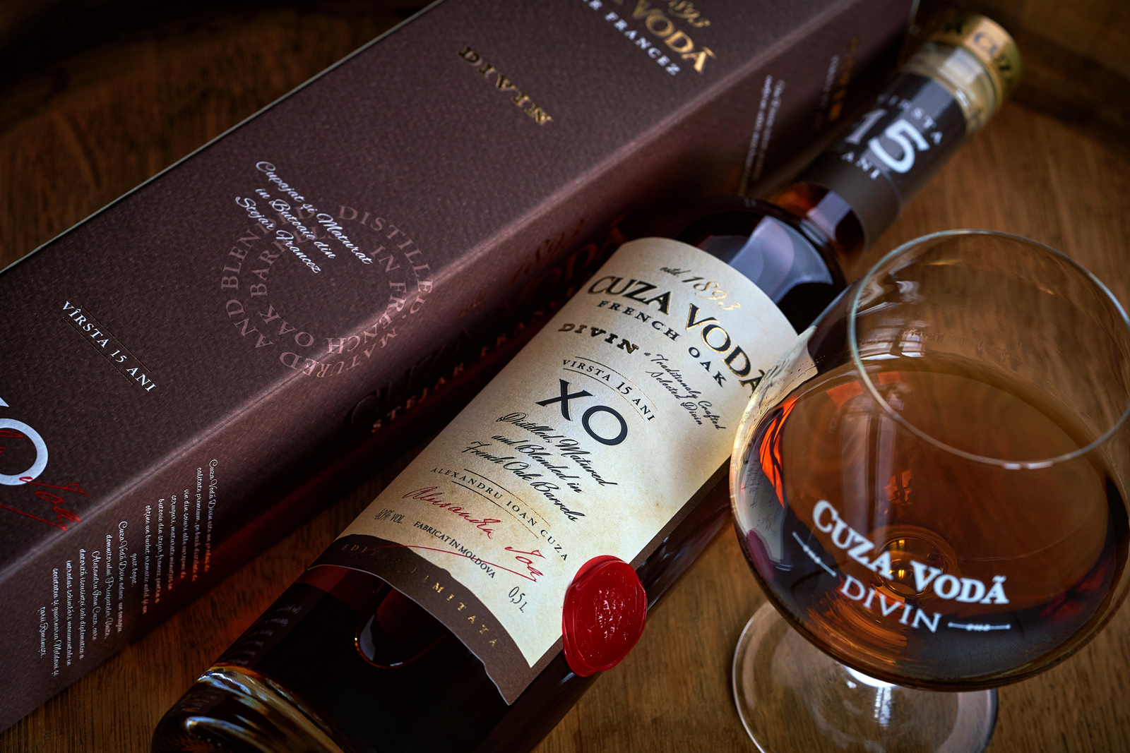 復古風格的白蘭地酒包裝這樣設計(圖1)